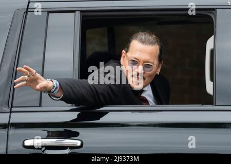 Fairfax, VA, USA am 17. Mai 2022 winkt der Schauspieler Johnny Depp den Zuschauern zu, als er am 17. Mai 2022 von seinem Anti-Diffamierungsverfahren im Fairfax County Courthouse in Fairfax, VA, USA, abreist. Foto von Chris Kleponis/CNP/ABACAPRESS.COM Stockfoto