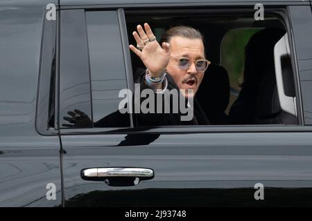 Fairfax, VA, USA am 17. Mai 2022 winkt der Schauspieler Johnny Depp den Zuschauern zu, als er am 17. Mai 2022 von seinem Anti-Diffamierungsverfahren im Fairfax County Courthouse in Fairfax, VA, USA, abreist. Foto von Chris Kleponis/CNP/ABACAPRESS.COM Stockfoto