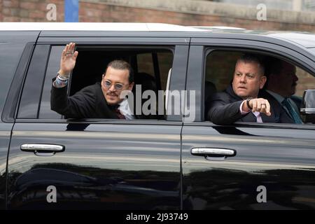 Fairfax, VA, USA am 17. Mai 2022 winkt der Schauspieler Johnny Depp den Zuschauern zu, als er am 17. Mai 2022 von seinem Anti-Diffamierungsverfahren im Fairfax County Courthouse in Fairfax, VA, USA, abreist. Foto von Chris Kleponis/CNP/ABACAPRESS.COM Stockfoto