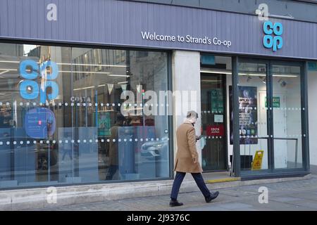 Aktenfoto vom 14/01/22 eines Co-Op-Ladens am Strand im Zentrum von London. Der Co-op sagt, dass es der erste britische Supermarkt sein wird, der „Wanderlieferungen“ für Haushalte und Arbeitsplätze bis zu 15 Minuten zu Fuß von seinen Geschäften entfernt lanciert. Ausgabedatum: Freitag, 20. Mai 2022. Stockfoto