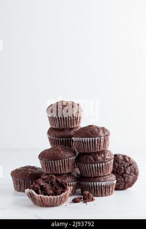 Stapel von Schokoladenmuffins auf weißem Hintergrund Stockfoto