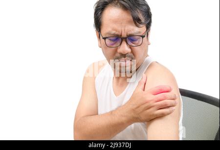 Ein Mann mittleren Alters in weißem veat, der an Hals- und Schulterschmerzen, isoliert auf Weiß, leidet. Office-Syndrom oder gefrorene Schulter. Gesundheitswesen und medizinische c Stockfoto