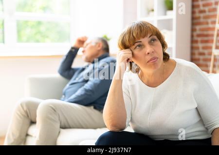 Verärgert Junges Paar Sitzt Auf Sofa Und Ignoriert Sich Gegenseitig Stockfoto