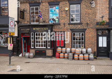 Bunte Kegs vor Blind Jack's traditionellem Ale House in Knaresborough North Yorkshire, benannt nach Jack Metcalf, dem berühmten Straßenvermesser Stockfoto