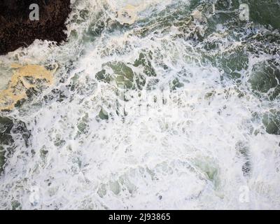 Luftaufnahme. Sprudelndes, weiß schaumiges Meerwasser. Abstraktion. Minimalismus. Auf dem Foto befinden sich keine Personen. Ökologie, Umweltschutz, Geologie, ge Stockfoto