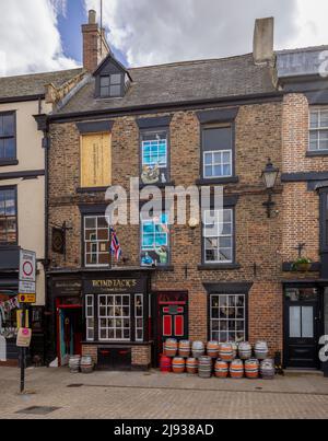 Kegs mit farbenfrohen Lokatoren vor dem traditionellen Ale House von Blind Jack in Knaresborough North Yorkshire, benannt nach Jack Metcalf, dem berühmten Straßenrand Stockfoto