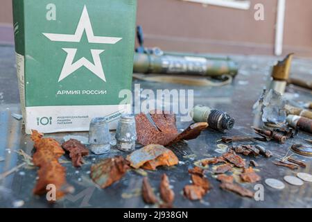 19. Mai 2022, Ukraine, Region Kiew, die Stadt Irpen. Trockene Ration der russischen Besatzungsarmee und Fragmente von Granaten und Waffen, die die Soldaten U Stockfoto