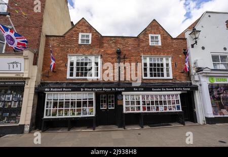 Ältester Chemiker Shop in England, Knaresborough mit englischer Flagge winken für Queen Jubilee 2022 in Knaresborough North Yorkshire Stockfoto