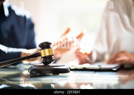 Scheidung Und Juristische Diskussion Vor Gericht. Haftung Und Gerechtigkeit Stockfoto