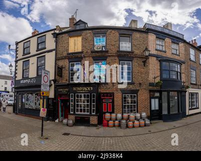 Panorama von Kegs vor dem traditionellen Ale House von Blind Jack in Knaresborough North Yorkshire, benannt nach Jack Metcalf, dem berühmten Straßenvermesser Stockfoto