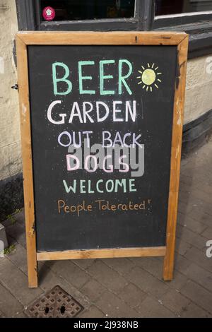 Pub-Schild in Knaresborough, Yorkshire mit der Aufschrift Biergarten hinten. Hunde willkommen, Menschen toleriert Stockfoto