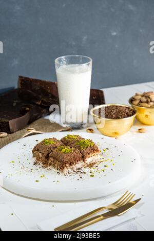 Pistazien kalter Baklava auf weißem Marmor. Traditionelles Dessert aus dem Nahen Osten. Türkische Antep Baklava. Stockfoto