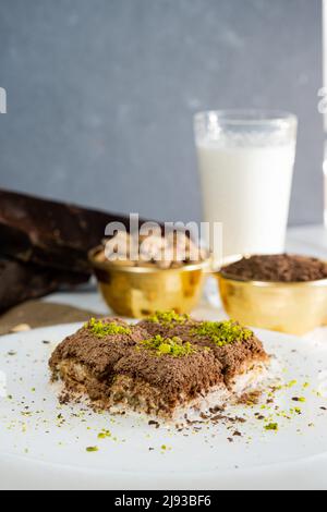 Pistazien kalter Baklava auf weißem Marmor. Traditionelles Dessert aus dem Nahen Osten. Türkische Antep Baklava. Stockfoto