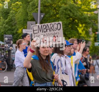 Berlin, Berlin, Deutschland. 19.. Mai 2022. Ein Protestler hält ein Zeichen mit der Forderung nach einem Embargo gegen russisches Öl in Berlin während eines pro-ukrainischen Protests am Donnerstag, dem 19. Mai 2022. (Bild: © Dominic Gwinn/ZUMA Press Wire) Stockfoto