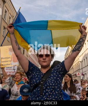 Berlin, Berlin, Deutschland. 19.. Mai 2022. Ein ukrainischer Protestler hält am Donnerstag, den 19. Mai 2022, am Wyschywanka-Tag, einem internationalen Tag zur Feier des ukrainischen Erbes und der ukrainischen Traditionen, eine Flagge. (Bild: © Dominic Gwinn/ZUMA Press Wire) Stockfoto
