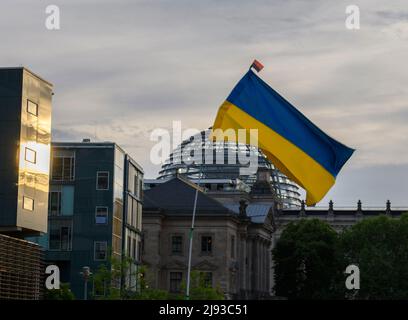 Berlin, Berlin, Deutschland. 19.. Mai 2022. Ukrainische Demonstranten marschierten am Donnerstag, den 19. Mai 2022, zu einer Kerzenlichtmahnwache am Wyschywanka-Tag, einem internationalen Tag zur Feier des ukrainischen Erbes und der ukrainischen Traditionen, am Bundestag in Berlin vorbei. (Bild: © Dominic Gwinn/ZUMA Press Wire) Stockfoto