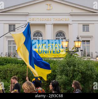 Berlin, Berlin, Deutschland. 19.. Mai 2022. Ukrainische Demonstranten marschieren am 19. Mai 2022 zum Wyschywanka-Tag am Deutschen Theater in Berlin zum Brandenburger Tor vorbei, Ein internationaler Tag zur Feier des ukrainischen Erbes und der Traditionen. (Bild: © Dominic Gwinn/ZUMA Press Wire) Stockfoto