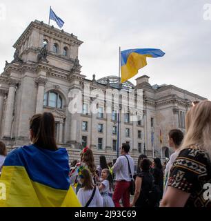 Berlin, Berlin, Deutschland. 19.. Mai 2022. Ukrainische Demonstranten marschierten am Donnerstag, den 19. Mai 2022, zu einer Kerzenlichtmahnwache am Wyschywanka-Tag, einem internationalen Tag zur Feier des ukrainischen Erbes und der ukrainischen Traditionen, am Bundestag in Berlin vorbei. (Bild: © Dominic Gwinn/ZUMA Press Wire) Stockfoto
