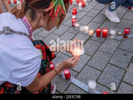 Berlin, Berlin, Deutschland. 19.. Mai 2022. Eine junge Frau, die eine Vyschywanka trägt, leuchtet am Donnerstag, den 19. Mai 2022, am Brandenburger Tor in Berlin. (Bild: © Dominic Gwinn/ZUMA Press Wire) Stockfoto