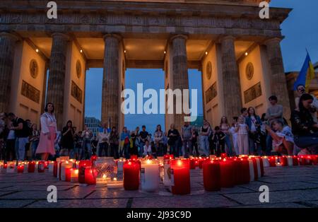 Berlin, Berlin, Deutschland. 19.. Mai 2022. Ukrainische Demonstranten halten am Donnerstag, dem 19. Mai 2022, am Brandenburger Tor in Berlin eine Kerzenlichtmahnwache zum Vyschywanka-Tag ab, einem internationalen Tag, an dem ukrainische Traditionen und Traditionen gefeiert werden. (Bild: © Dominic Gwinn/ZUMA Press Wire) Stockfoto