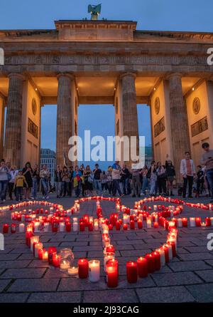 Berlin, Berlin, Deutschland. 19.. Mai 2022. Ukrainische Demonstranten halten am Donnerstag, dem 19. Mai 2022, am Brandenburger Tor in Berlin eine Kerzenlichtmahnwache zum Vyschywanka-Tag ab, einem internationalen Tag, an dem ukrainische Traditionen und Traditionen gefeiert werden. (Bild: © Dominic Gwinn/ZUMA Press Wire) Stockfoto