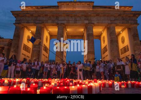 Berlin, Berlin, Deutschland. 19.. Mai 2022. Ukrainische Demonstranten halten am Donnerstag, dem 19. Mai 2022, am Brandenburger Tor in Berlin eine Kerzenlichtmahnwache zum Vyschywanka-Tag ab, einem internationalen Tag, an dem ukrainische Traditionen und Traditionen gefeiert werden. (Bild: © Dominic Gwinn/ZUMA Press Wire) Stockfoto