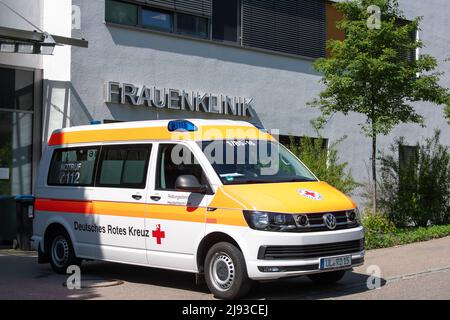 Ulm, Deutschland. 19.. Mai 2022. Vor der Klinik für Geburtshilfe und Gynäkologie des Universitätsklinikums ist ein Krankenwagen geparkt. Quelle: Stefan Puchner/dpa/Alamy Live News Stockfoto