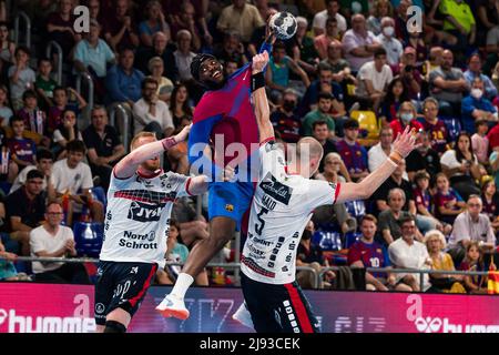 Barcelona, Spanien - 19/05/2022, Dika Mem vom FC Barcelona und Jim Gottfridsson, Simon Hald von der SG Flensburg-Handewitt während der EHF Champions League, Viertelfinale, 2.-Bein-Handballspiel zwischen dem FC Barcelona und der SG Flensburg-Handewitt am 19. Mai 2022 im Palau Blaugrana in Barcelona, Spanien - Foto: Javier Borrego/DPPI/LiveMedia Stockfoto