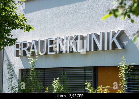 Ulm, Deutschland. 19.. Mai 2022. In der Klinik für Gynäkologie und Geburtshilfe des Universitätsklinikums ist an der Fassade der Schriftzug „Frauenklinik“ zu sehen. Quelle: Stefan Puchner/dpa/Alamy Live News Stockfoto