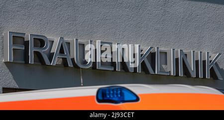 Ulm, Deutschland. 19.. Mai 2022. Vor der Klinik für Geburtshilfe und Gynäkologie des Universitätsklinikums ist ein Krankenwagen geparkt. Quelle: Stefan Puchner/dpa/Alamy Live News Stockfoto