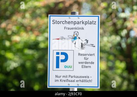 Ulm, Deutschland. 19.. Mai 2022. Für werdende Eltern steht vor der Klinik für Geburtshilfe und Gynäkologie des Universitätsklinikums ein reservierter „storch-Parkplatz“ zur Verfügung. Quelle: Stefan Puchner/dpa/Alamy Live News Stockfoto