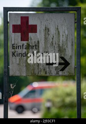 Ulm, Deutschland. 19.. Mai 2022. Ein verwittertes Schild weist auf den Eingang des Kinderkrankenhauses am Universitätskrankenhaus hin. Quelle: Stefan Puchner/dpa/Alamy Live News Stockfoto