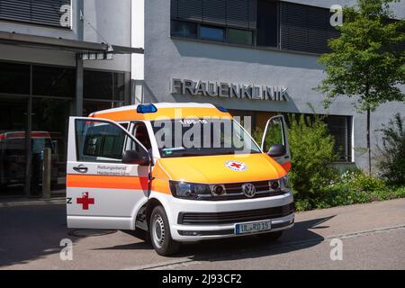 Ulm, Deutschland. 19.. Mai 2022. Vor der Klinik für Geburtshilfe und Gynäkologie des Universitätsklinikums ist ein Krankenwagen geparkt. Quelle: Stefan Puchner/dpa/Alamy Live News Stockfoto