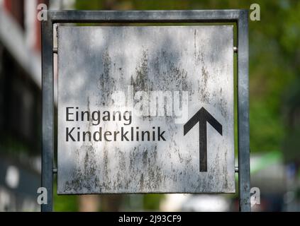 Ulm, Deutschland. 19.. Mai 2022. Ein verwittertes Schild weist auf den Eingang des Kinderkrankenhauses am Universitätskrankenhaus hin. Quelle: Stefan Puchner/dpa/Alamy Live News Stockfoto