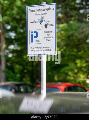 Ulm, Deutschland. 19.. Mai 2022. Für werdende Eltern steht vor der Klinik für Geburtshilfe und Gynäkologie des Universitätsklinikums ein reservierter „storch-Parkplatz“ zur Verfügung. Quelle: Stefan Puchner/dpa/Alamy Live News Stockfoto