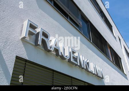 Ulm, Deutschland. 19.. Mai 2022. In der Klinik für Gynäkologie und Geburtshilfe des Universitätsklinikums ist an der Fassade der Schriftzug „Frauenklinik“ zu sehen. Quelle: Stefan Puchner/dpa/Alamy Live News Stockfoto