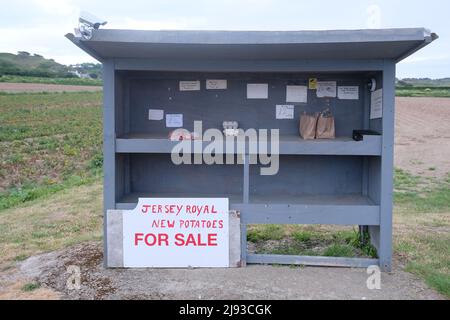 Am Straßenrand gibt es einen nicht besetzten Honesty Stall, der Jersey Royals, anderes Gemüse und Eier in St. Peter, Jersey, Channel Islands verkauft Stockfoto