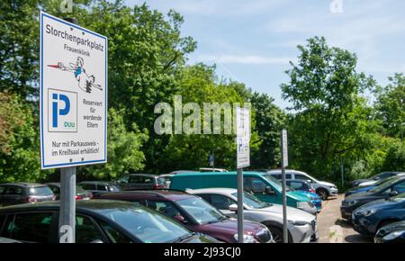 Ulm, Deutschland. 19.. Mai 2022. Für werdende Eltern steht vor der Klinik für Geburtshilfe und Gynäkologie des Universitätsklinikums ein reservierter „storch-Parkplatz“ zur Verfügung. Quelle: Stefan Puchner/dpa/Alamy Live News Stockfoto