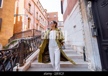 Glückliche Frau, die in Venedig unterwegs ist Stockfoto