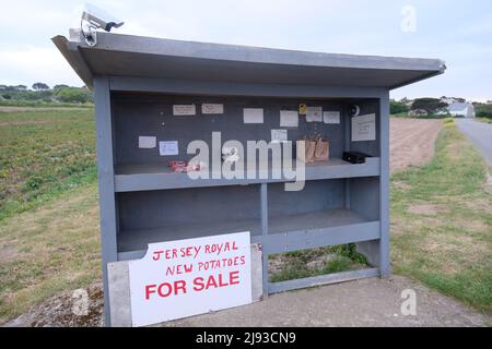 Am Straßenrand gibt es einen nicht besetzten Honesty Stall, der Jersey Royals, anderes Gemüse und Eier in St. Peter, Jersey, Channel Islands verkauft Stockfoto