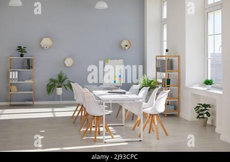 Modernes Bürointerieur mit Konferenztisch, Stühlen, Whiteboard, Regalen und Zimmerpflanzen Stockfoto