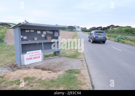 Am Straßenrand gibt es einen nicht besetzten Honesty Stall, der Jersey Royals, anderes Gemüse und Eier in St. Peter, Jersey, Channel Islands verkauft Stockfoto