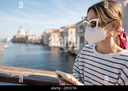 Frau, die während einer Pandemie in Venedig unterwegs war Stockfoto
