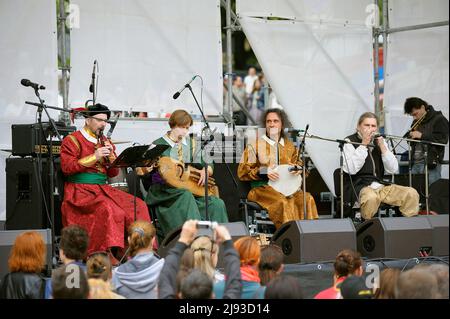 Ukrainische Folkloregruppe, die auf der Bühne Musik mit einheimischen Musikinstrumenten spielt, Menschenmassen, die zuhören. 3. Juni 2012. Andreevsky Abstieg. Kiew, Ukr Stockfoto