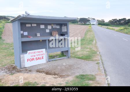 Am Straßenrand gibt es einen nicht besetzten Honesty Stall, der Jersey Royals, anderes Gemüse und Eier in St. Peter, Jersey, Channel Islands verkauft Stockfoto