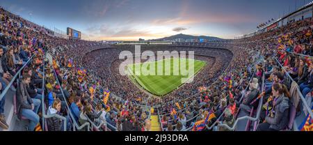 Festliche Stimmung im Camp Nou Stadion, voll ausverkauft mit 91.648 Zuschauern, der Weltrekord für ein Frauenfußballspiel in 2022 Champions Stockfoto