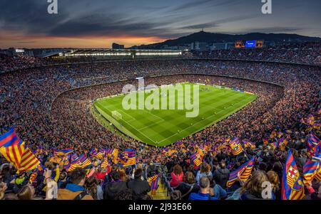 Festliche Stimmung im Camp Nou Stadion, voll ausverkauft mit 91.648 Zuschauern, der Weltrekord für ein Frauenfußballspiel in 2022 Champions Stockfoto