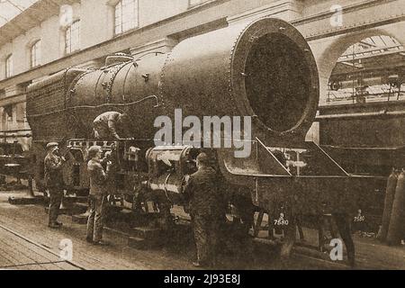 Ein altes Foto des berühmten Eisenbahnmotors „Royal Scot“, der in den Werken der LMS im Bau ist. The London Midland and Scottish Railway Royal Scot Class 6100 (Nummer 46100 der British Railways) Royal Scot (ehemals King's Dragoon Guardsman von 6152) Stockfoto