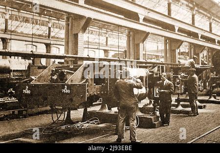Ein altes Foto des berühmten Eisenbahnmotors „Royal Scot“, der in den Werken der LMS im Bau ist. The London Midland and Scottish Railway Royal Scot Class 6100 (Nummer 46100 der British Railways) Royal Scot (ehemals King's Dragoon Guardsman von 6152) Stockfoto