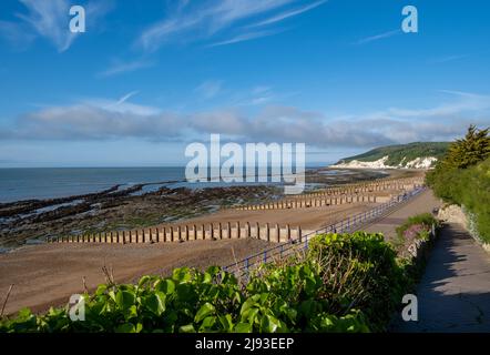 Blick über den Eastbourne Beach nach Beachy Head an einem sonnigen frühen Morgen Stockfoto